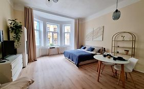 7Th Heaven Apartment Close To Metro And Center